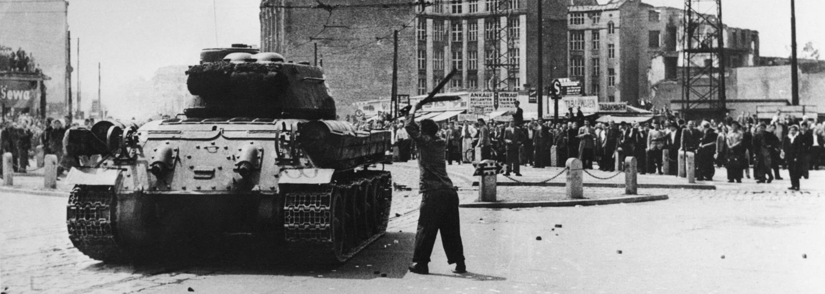 Volksaufstand vom 17. Juni 1953 mit Panzern und Demonstranten in Berlin