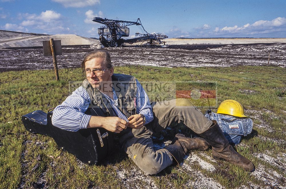 Gerhard Gundermann vor einem Tagebau