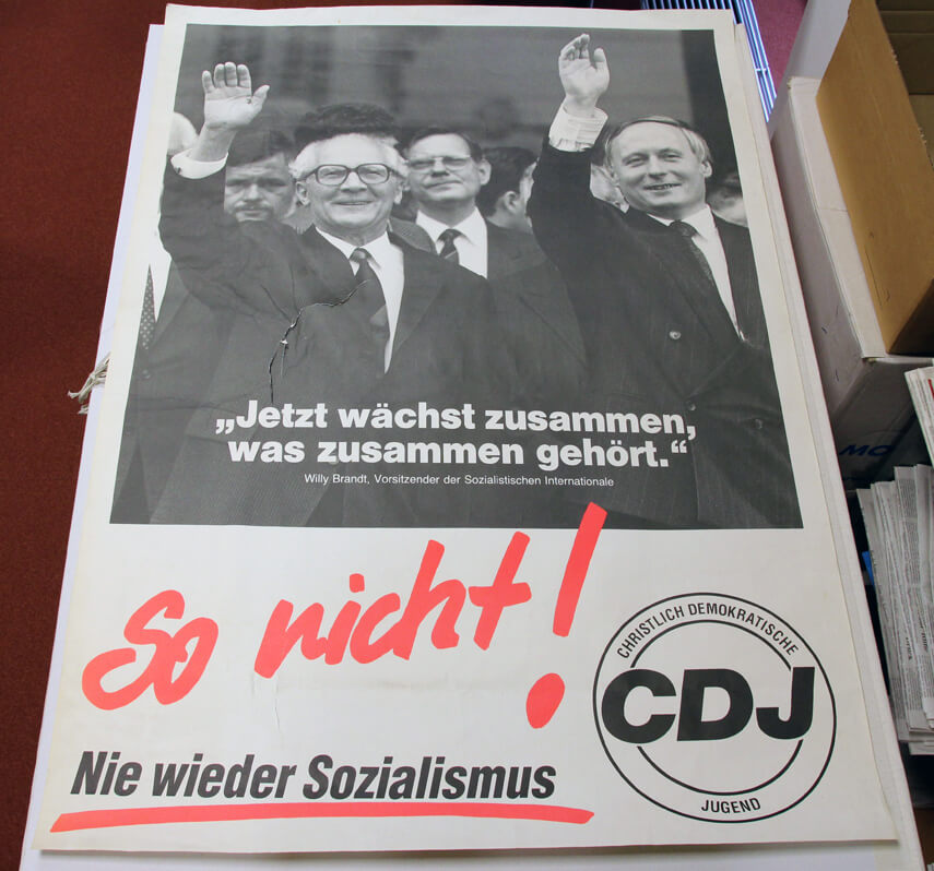 Ein Wahlplakat mit der Aufschrift "So nicht" und einem Bild mit SED-Funktionären, unter anderen Honecker
