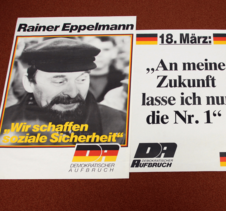 Ein Wahlplakat mit der Aufschrift "Wir schaffen soziale Sicherheit". Zu sehen ist Rainer Eppelmann