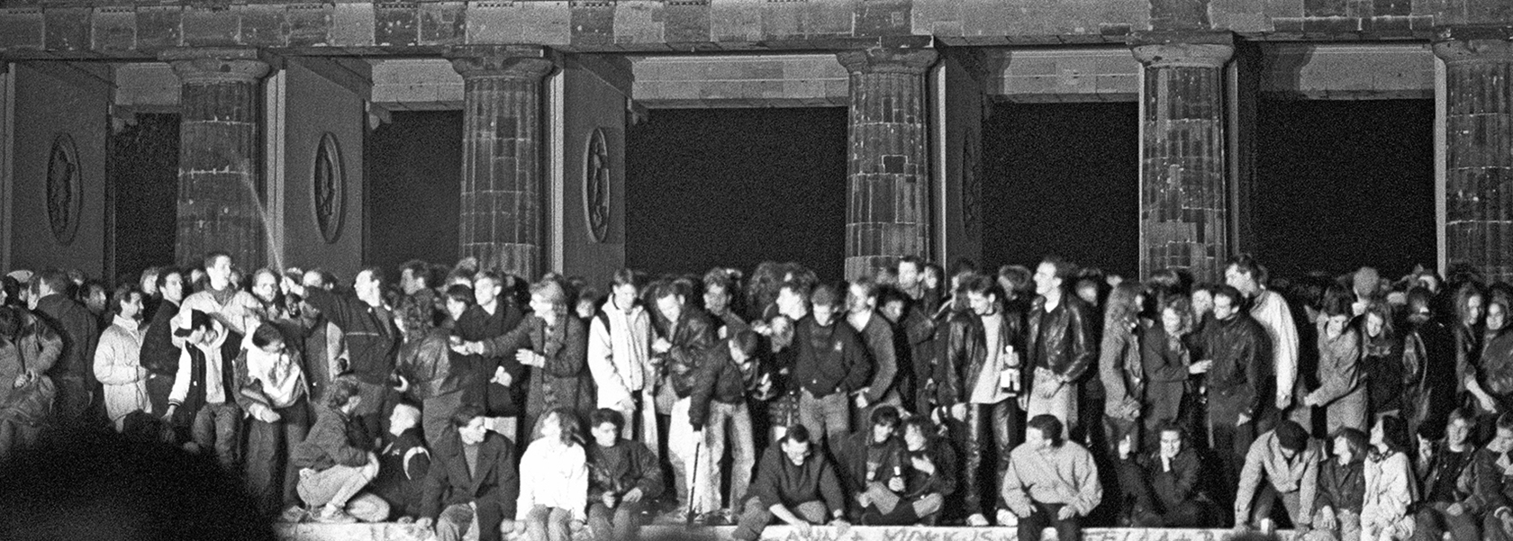 Menschen auf der Berliner Mauer am 9. November 1989