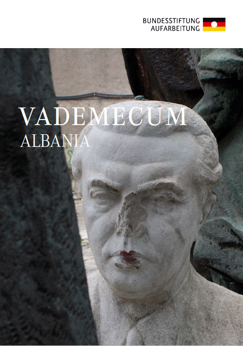 Cover der Broschüre Vademecum Albania zeigt einen zerstörten Statuenkopf von Enver Hoxha