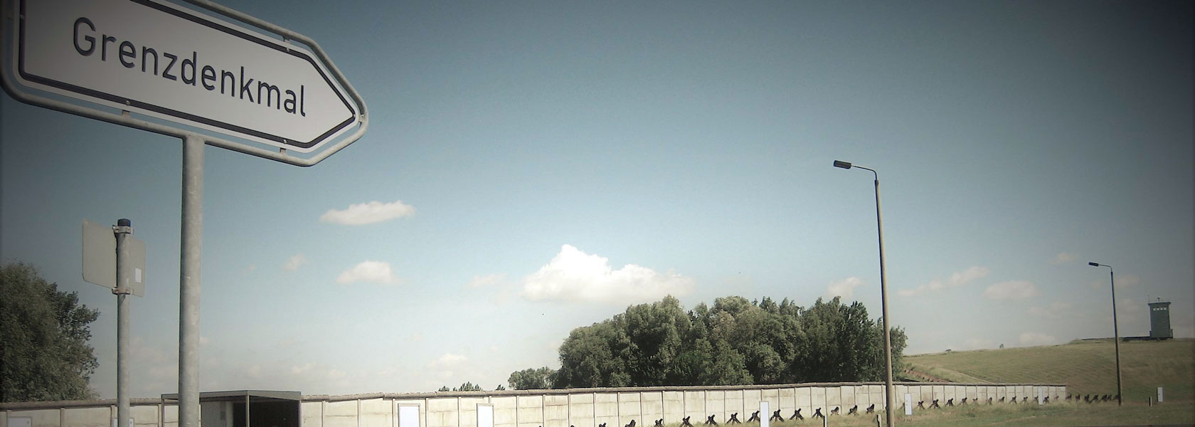 Grenzdenkmal Hötensleben mit Mauer im Hintergrund