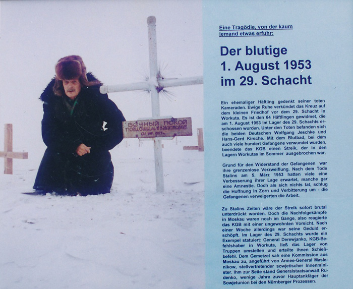 Horst Schüler durfte als erster deutscher Journalist und ehemaliger Häftling im Jahr 1992 nach Workuta reisen. Hier an den Gräbern der während des Streiks im Sommer 1953 erschossenen Kameraden.