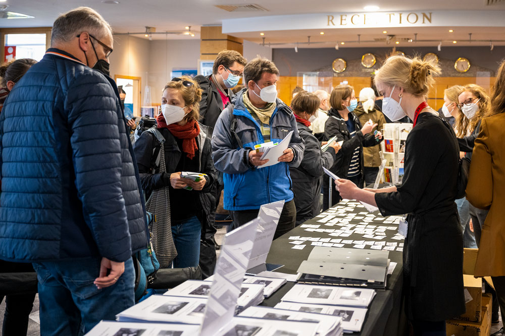 Geschichtsmesse 2022: Teilnehmerinnen und Teilnehmer informieren sich im Foyer an verschiedenen Ständen