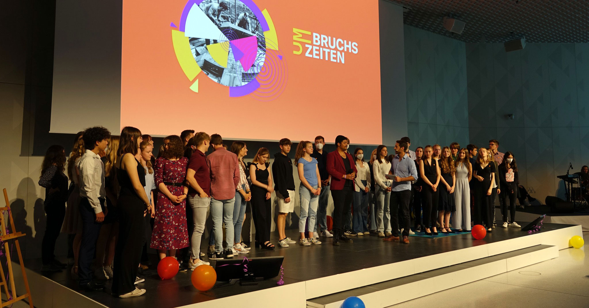 Preisträgerinnen und Preisträger des Jugendwettbewerbs Umbruchszeiten 2022 auf der Bühne