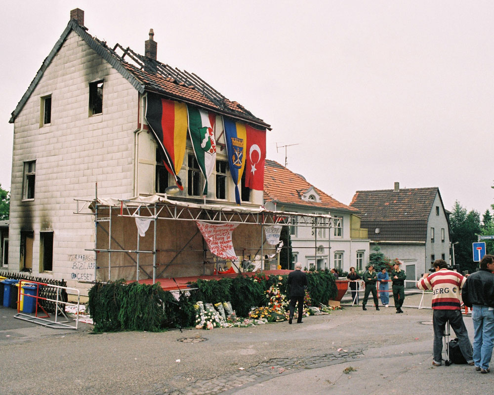 Ruine eines ausgebrannten Hauses einer türkischen Familie, vor der Solinger Bürger Blumen niederlegen.