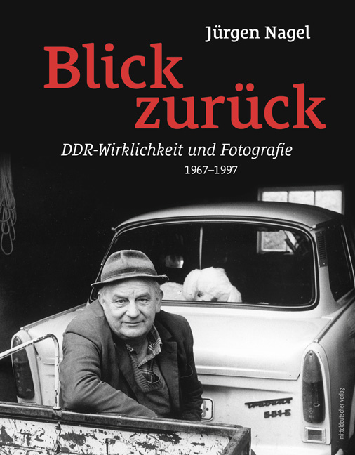 Cover der Publikation "Blick zurück" von Jürgen Nagel. Auf dem Bild zu sehen: Ein Mann, der vor einem Trabant sitzt.