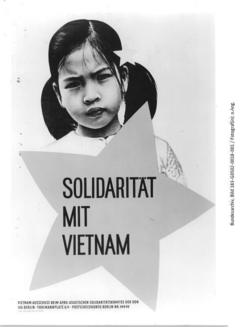 Plakat des Vietnam-Ausschuss beim Afro-Asiatischen Solidaritätskomitee der DDR, auf dem ein vietnamesisches Mädchen hinter einem fünfzackigen Stern abgebildet ist. Im Stern steht die Losung „Solidarität mit Vietnam“.