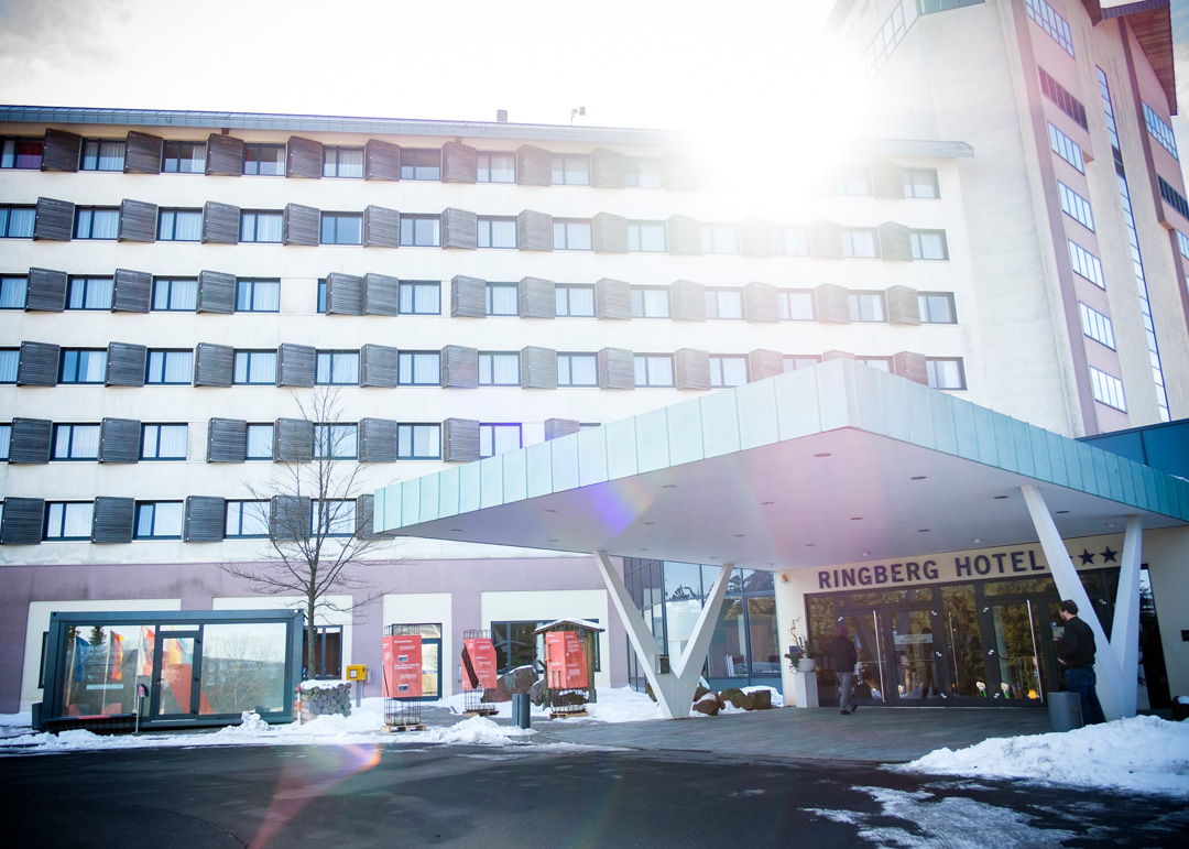 Außenaufnahme des Ringberghotel in Suhl, wo 2023 die Geschichtsmesse der Bundesstiftung Aufarbeitung stattfand.