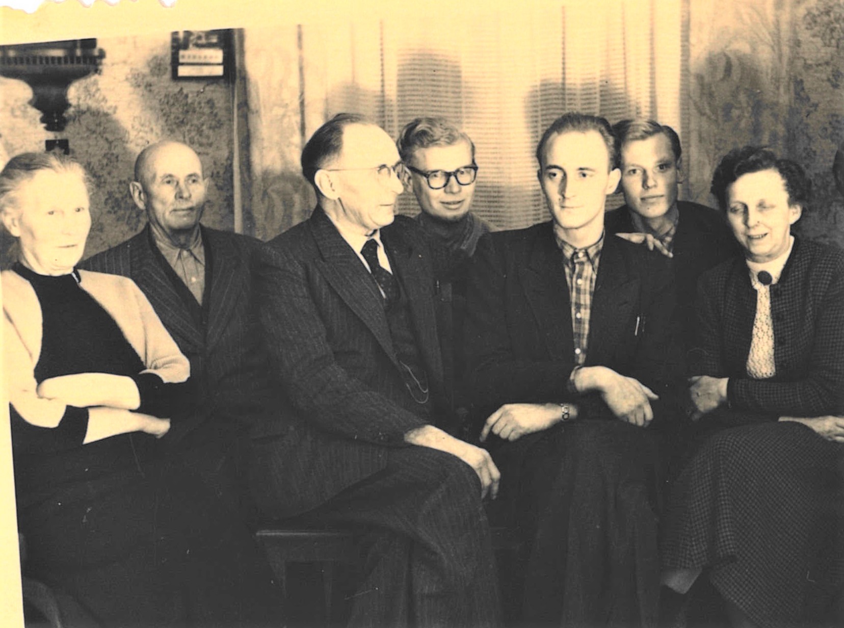 Erstes gemeinsames Weihnachtsfest in einer Familie in der Bundesrepublik, die Dietmar aufgenommen hatte, Dezember 1955. Im Vordergrund Dietmar mit kariertem Hemd, rechts und links seine Eltern.