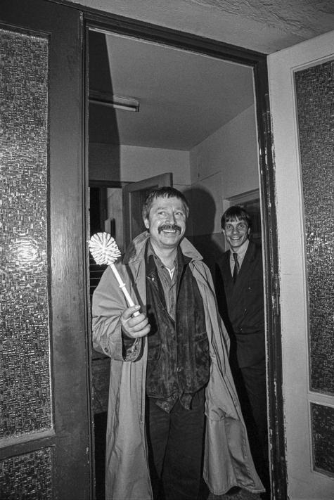 Im September 1990 besetzen DDR-Bürgerrechtler die ehemalige Stasi-Zentrale in der Ost-Berliner Normannenstraße, um gegen die geplante Schließung der Akten zu protestieren. Am 05.09.1990 besucht Wolf Biermann die Besetzer, um ihre Aktion zu unterstützen. 