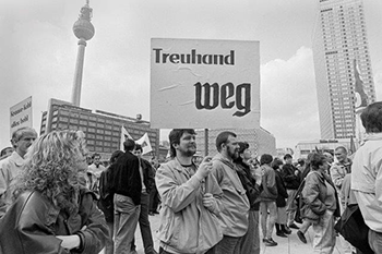 Demonstration auf dem Alexanderplatz in Berlin gegen die Treuhand