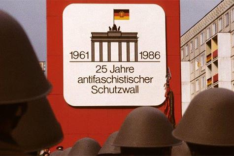 Erinnerungstafel der DDR an "25 Jahre antifaschistischer Schutzwall"