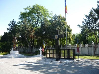 Zentrales Mahnmal auf dem Friedhof der Märtyrer-Helden der Revolution vom Dezember 1989 in Bukarest
