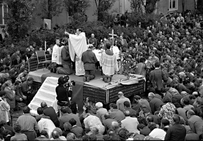 Polen -Die Werftarbeiter der "Leninwerft"  in Danzig streiken. Da Polen sehr katholisch geprägt ist, wird um Gottes Beistand gebetet. 1980