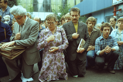 Streik auf der Lenin Werft Danzig in Polen. Streikführer Lech Wałęsa zusammen mit Anna Walentynowicz,deren Entlassung aus der Werft den Streik der Arbeiter ausloeste. Das Foto zeigt die beiden während der Lesung einer Messe auf der Werft.