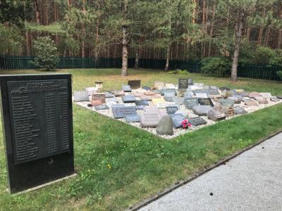 Gedenkstein und symbolische Grablatten für die Opfer des Speziallagers Nr. 6 Jamlitz