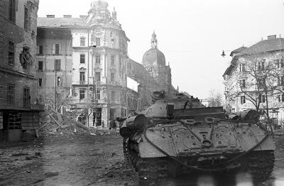 Budapest. VIII Stadtbezirk. Sowjetischer Panzer vor den verlassenen Häuserruinen an der Ecke zwischen Nagykör und Üllői Straße.