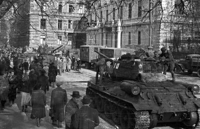 Budapest. VIII Stadtbezirk. Panzer- und Militärfahrzeuge am Mihály Pollack Platz.