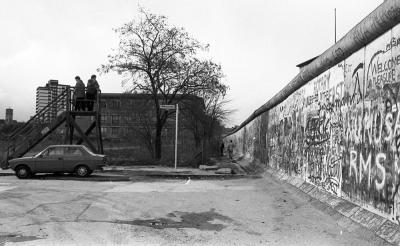 Wilhelmstraße, Aussichtspunkt nach Osten. Die Berliner Mauer setzt sich an den Niederkirchnerstraße fort, 1988