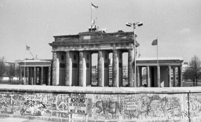  Blick von Westberlin auf die Berliner Mauer und das dahinterliegende Brandenburger Tor, 1988