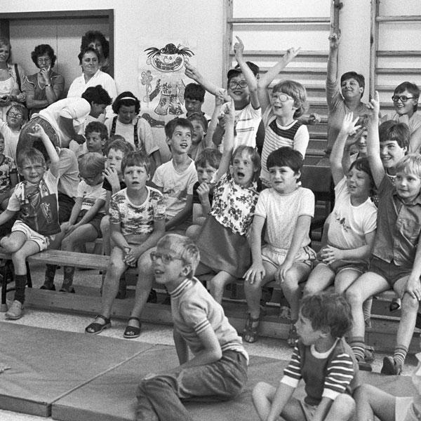 Behinderte Kinder bei einer Darbietung eines Zauberkünstlers. Lichtenhagen (Bezirk Rostock) DDR, 18. 06. 1986.