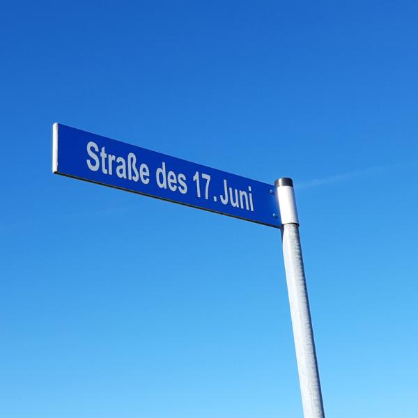 Anlässlich des 60. Jahrestags des Volksaufstandes wurde die Straße am „Industriepark“ 2013 in „Straße des 17. Juni“ umbenannt.