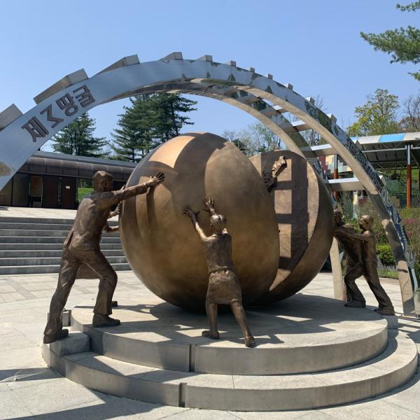 Statue an der DMZ als Symbol für den Wunsch der Koreaner nach Wiedervereinigung