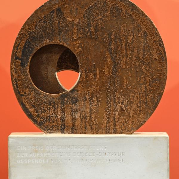 Der Karl-Wilhelm-Fricke-Preis auf einem Steinsockel