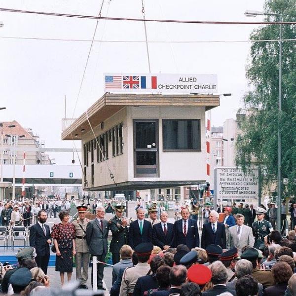 Veranstaltung zum Abbau des Kontrollgebäudes am ehemaligen Aliierten- und Diplomaten-Grenzübergang 'Checkpoint Charlie