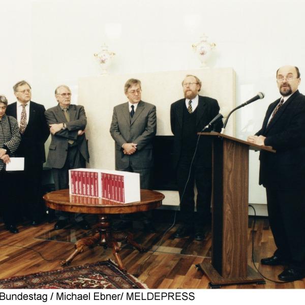Der Vorsitzende der Enquete-Kommission Rainer Eppelmann (CDU) während der offziellen Übergabe der Materialien der zweiten Enquete-Kommission im Beisein der Mitwirkenden der Kommission und dem Bundestagspräsident Wolfgang Thierse (SPD) am 29. November 1999