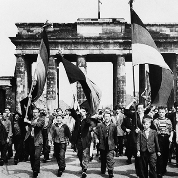 Demonstranten mit schwarz-rot-goldenen Fahnen durchschreiten vom sowjetischen Sektor kommend das Brandenburger Tor. 