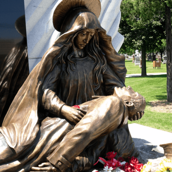 Bronzeplastik der knienden Mutter Gottes am Denkmal für die Opfer von Katyń, Niles bei Chicago
