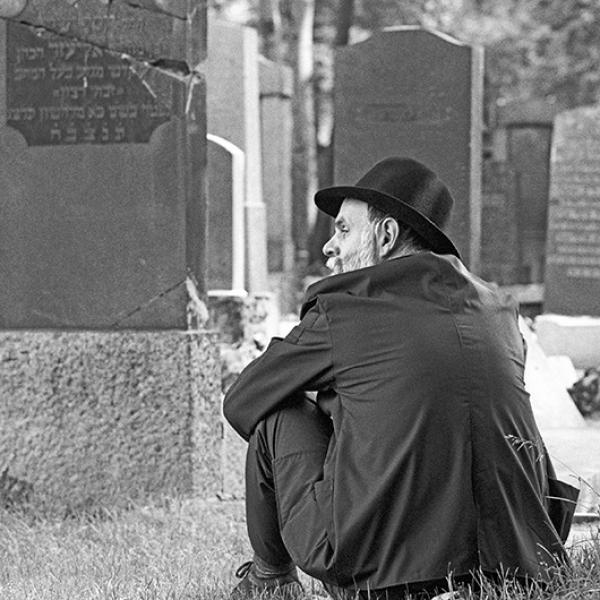 Mann auf jüdischem Friedhof in Berlin 1988.