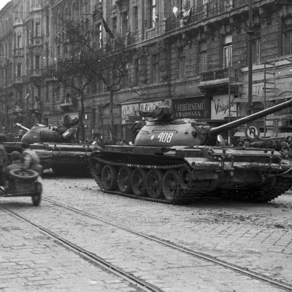 Panzer rollen über die Straße