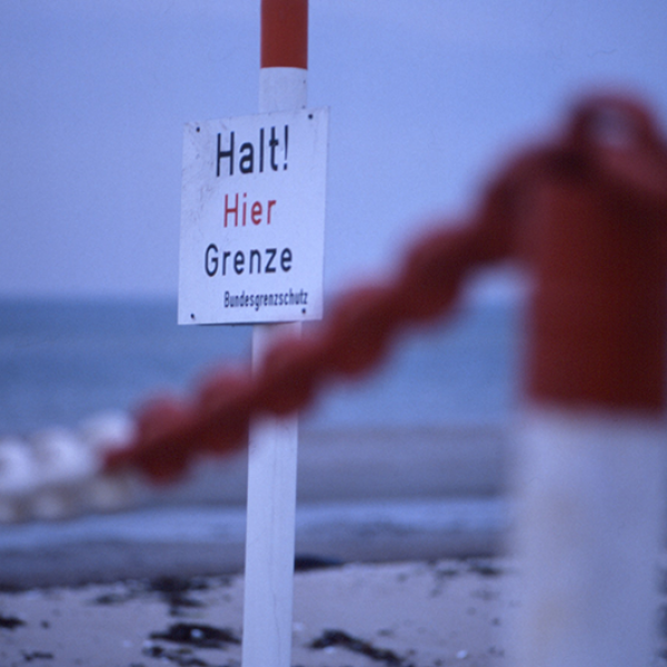 Innerdeutsche Grenze: Ein Warnschild an der Ostseeküste
