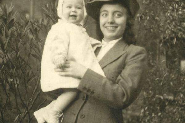 Gisela Dreher 1942 mit ihrer Tochter Doris, die 1945 gestorben ist, nachdem sie auf eine Mine trat. 