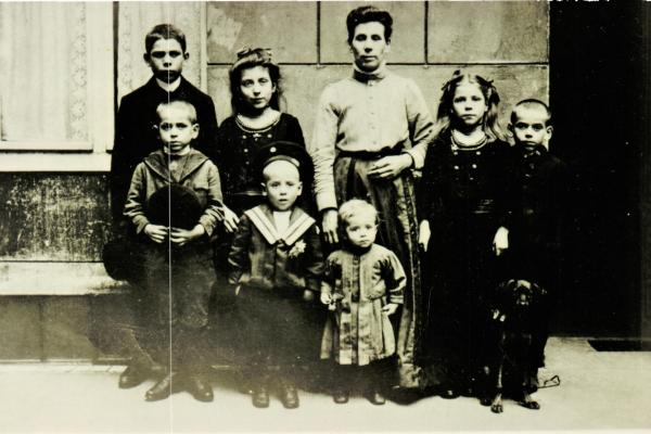 Brunhildes Mutter mit ihren Kindern auf einem Berliner Hinterhof 1911, Brunhilde vorn stehend, die Kleinste.