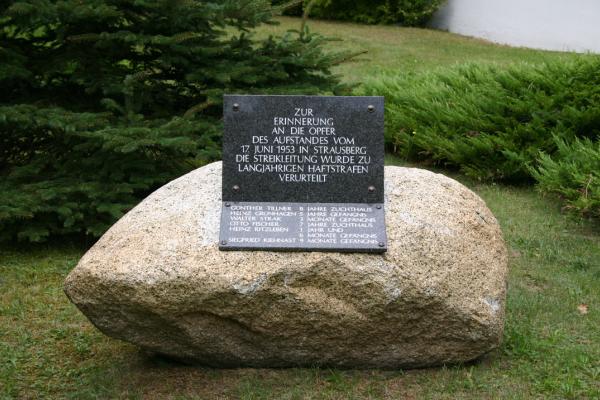 In Strausberg hält seit 2001 ein Gedenkstein die Erinnerung an die Ereignisse des 17. Juni wach. 