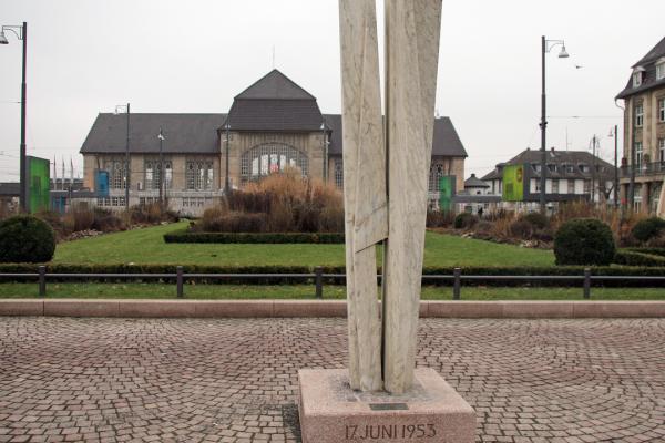 Auf Initiative des Kuratoriums Unteilbares Deutschland erinnert seit 1965 ein Mahnmal am Darmstädter Bahnhofsvorplatz an den Volksaufstand vom 17. Juni 1953.