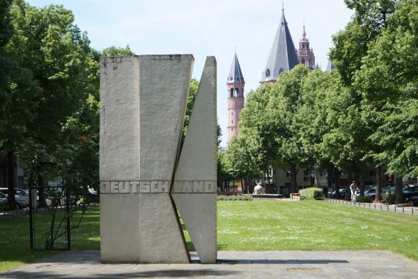 In Erinnerung an den Volksaufstand vom 17. Juni 1953 symbolisiert der gespaltene Quader den Willen zur Deutschen Einheit. 