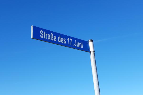 Anlässlich des 60. Jahrestags des Volksaufstandes wurde die Straße am „Industriepark“ 2013 in „Straße des 17. Juni“ umbenannt.