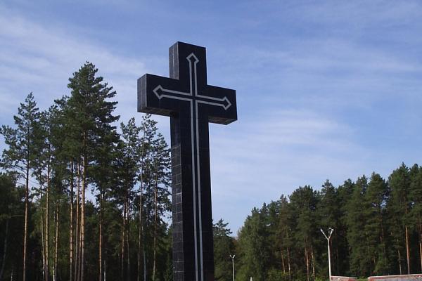 Großes Anbetungskreuz auf dem Gelände der Gedenkstätte für die Opfer des politischen Repression 1930-1950 in Jekaterinburg..