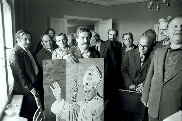 Streik auf der Werft in Gdansk - Danzig. Lech Wałęsa, der neue Gewerkschaftsführer, in seiner sieben Zimmer Gewerkschaftswohnung in Warschau. Er empfängt Delegationen die ihm ein Bild von Papst Paul II überreichen. September 1980