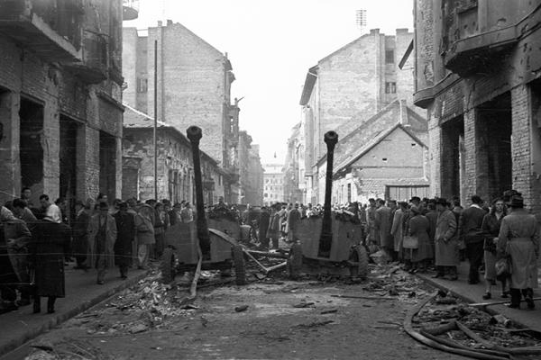 Budapest. VIII Stadtbezirk. Menschenmenge in der Praterstraße vor den Überresten zweier Panzerabwehrkanonen.