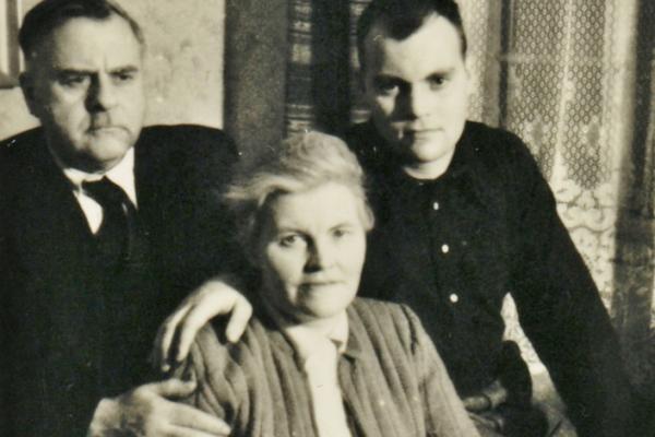 Dietrich Schopen mit seinen Eltern, kurz nach seiner Rückkehr im Dezember 1953