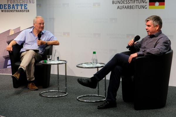 Moderator Prof. Dr. Hermann Wentker auf dem Podium mit Dr. Andreas Malycha