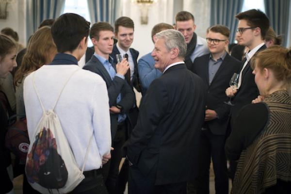 Bundespräsident Joachim Gauck im Gespräch mit Studenten