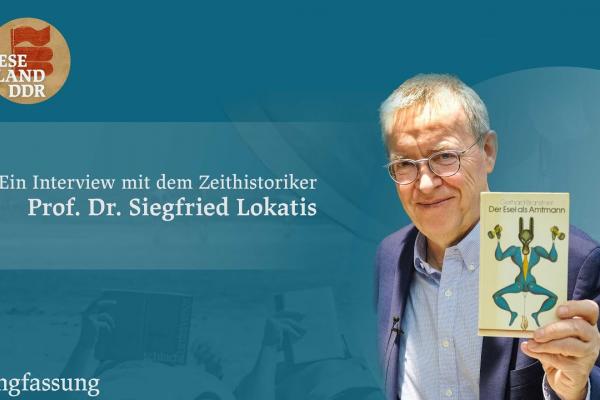 Prof. Dr. Siegfried Lokatis hält das Buch Der Esel als Amtmann von Gerhard Branstner in der Hand